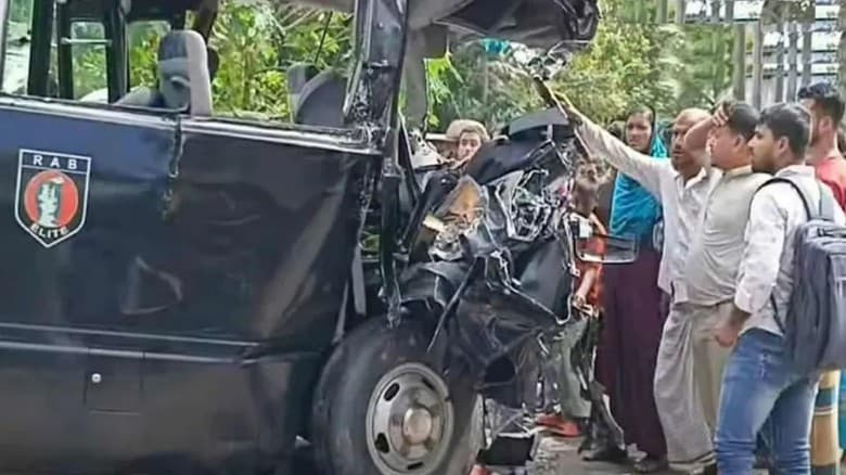 র‍্যাবের গাড়ি-বাসের মুখোমুখি সংঘর্ষে শিশুসহ নিহত ৩