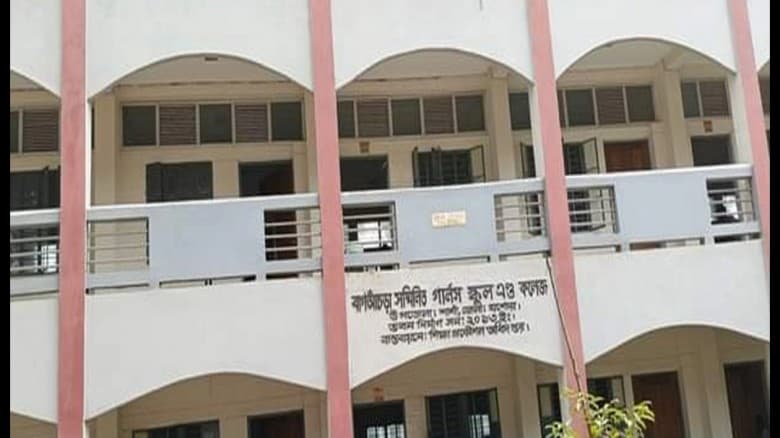শার্শায় এসএসসি পরীক্ষায় ভুল প্রশ্নপত্র, অনিশ্চয়তায় ১২ শিক্ষার্থীর ভবিষ্যৎ