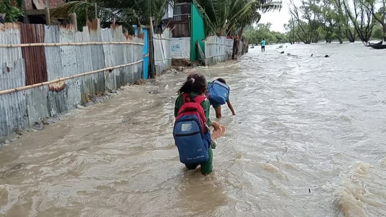 কক্সবাজারে তলিয়ে গেছে শত শত ঘরবাড়ি, মৃত্যু-১